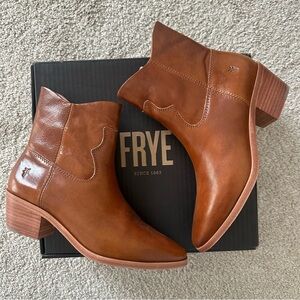 NIB Frye Ellen Jet Boots Booties Cognac Brown Ankle Leather Western Style Sz 6